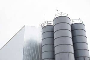 Installazione impianto industriale torre distillazione