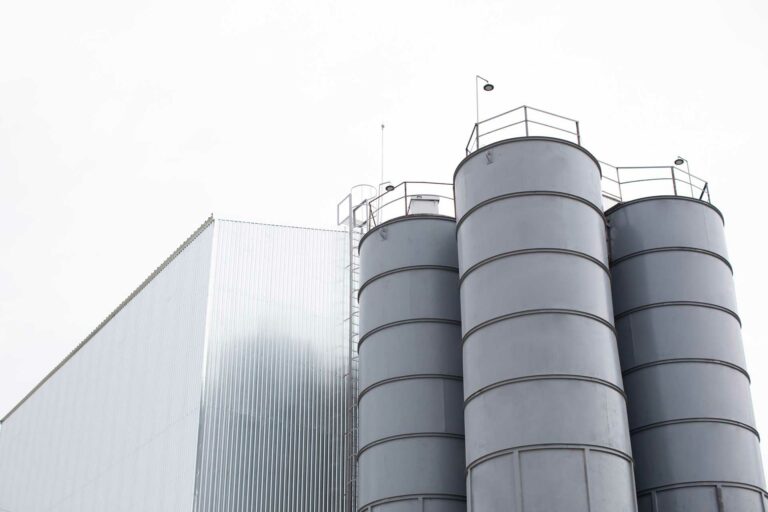 Installazione impianto industriale torre distillazione