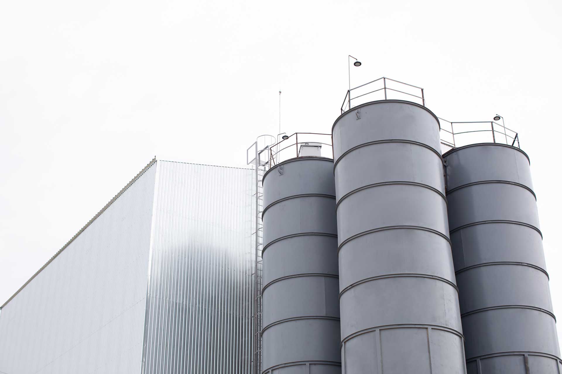 Installazione impianto industriale torre distillazione